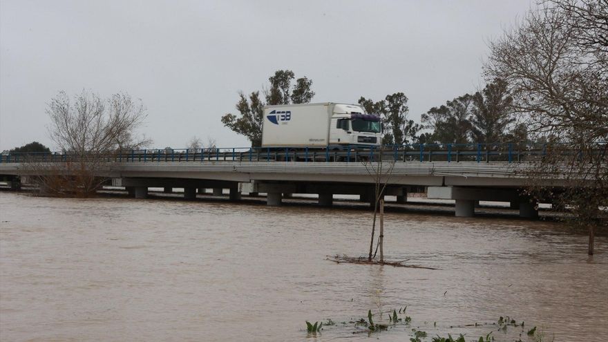 El río Guadalete desborda sus márgenes a su paso por la zona de Las Pachecas en Jerez de la Frontera (Cádiz) provocando importantes inundaciones.