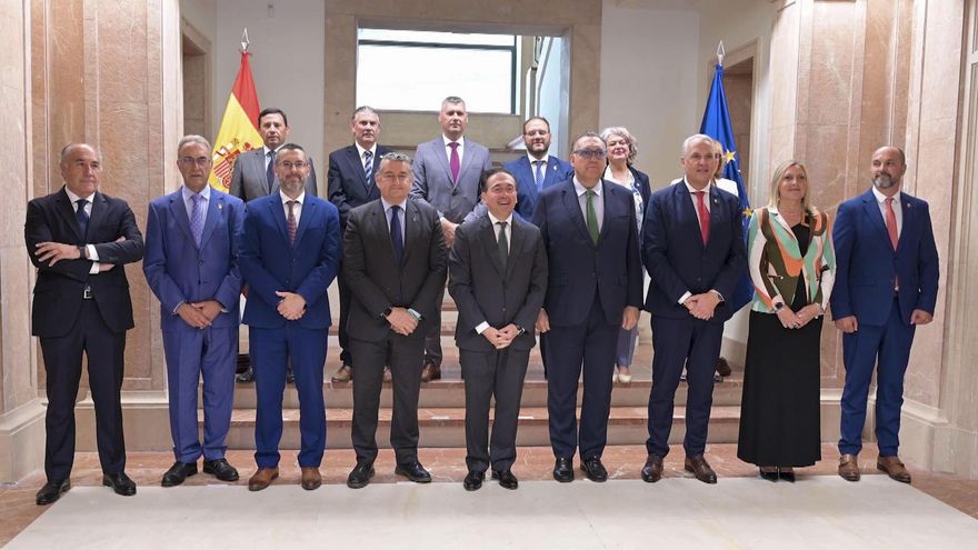 Albares se reúne con alcaldes del Campo de Gibraltar para explicar el pacto sobre el Peñón