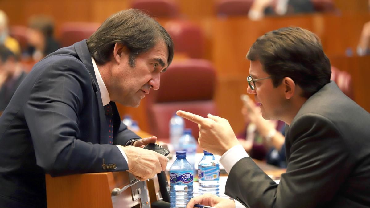 El presidente Mañueco y el consejero de Medio Ambiente, Suárez-Quiñones, en un Pleno de las Cortes.