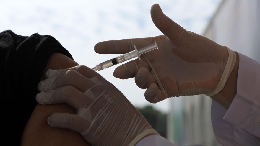 Con un repunte de la pandemia en las últimas dos semanas, según la Organización Mundial de la Salud (OMS), la región acumula ya 84,2 millones de casos y más de 2 millones de muertes, aunque Chile, Colombia y Brasil respiran tranquilos ante una tregua sostenida en la cifra de contagios y fallecidos. EFE/EPA/HOTLI SIMANJUNTAK