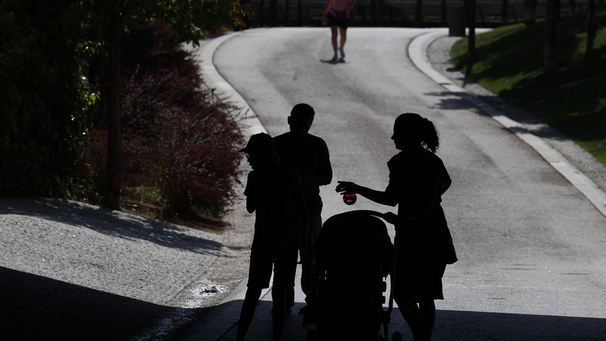 Una familia a la sombra en un día de sol en Madrid, este viernes.