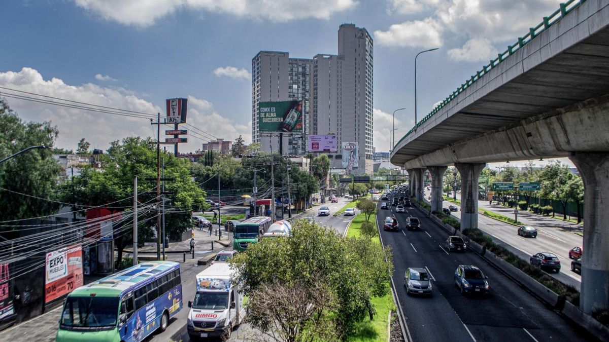 En los barrios que rodean al Azteca se pueden ver nuevas torres de apartamentos terminadas o en construcción. Las empresas inmobiliarias se encuentran entre las industrias que más agua consumen, según datos de las autoridades responsables del agua en la Ciudad de México (Imagen: Axel Hernández).