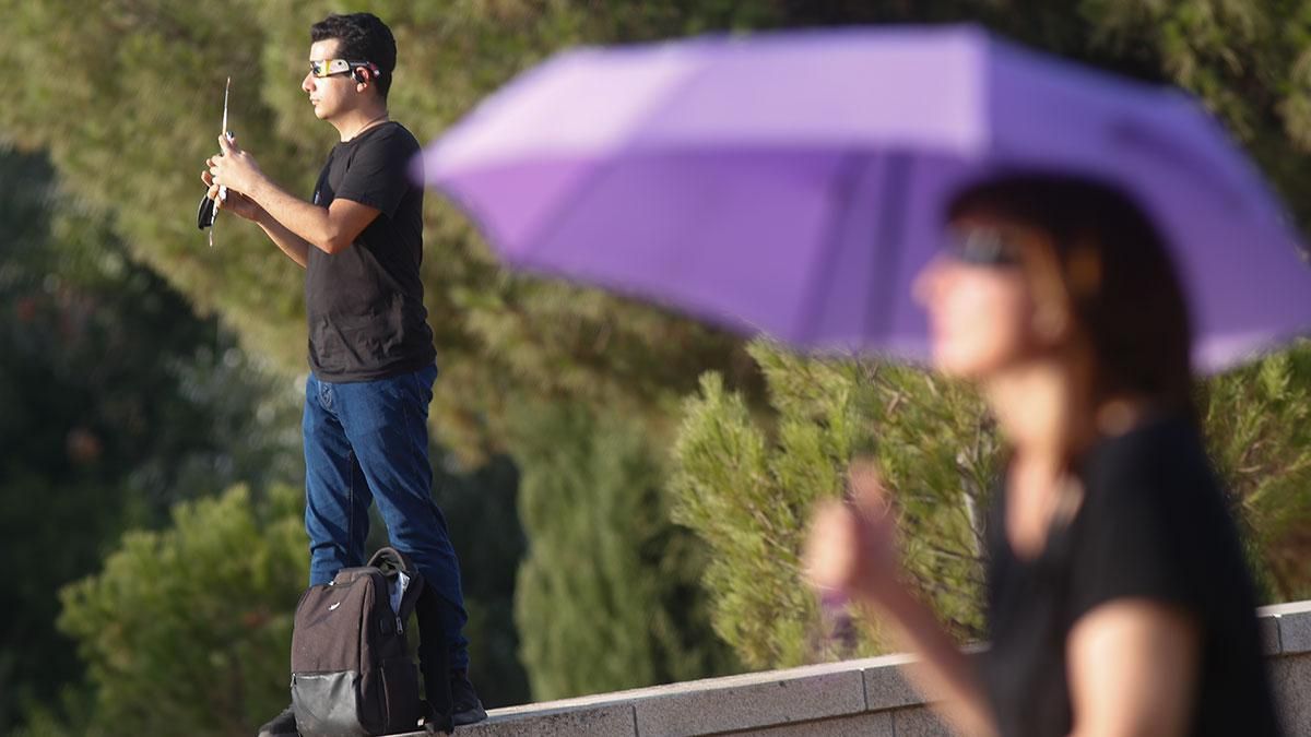 Cordobeses, observando el eclipse.
