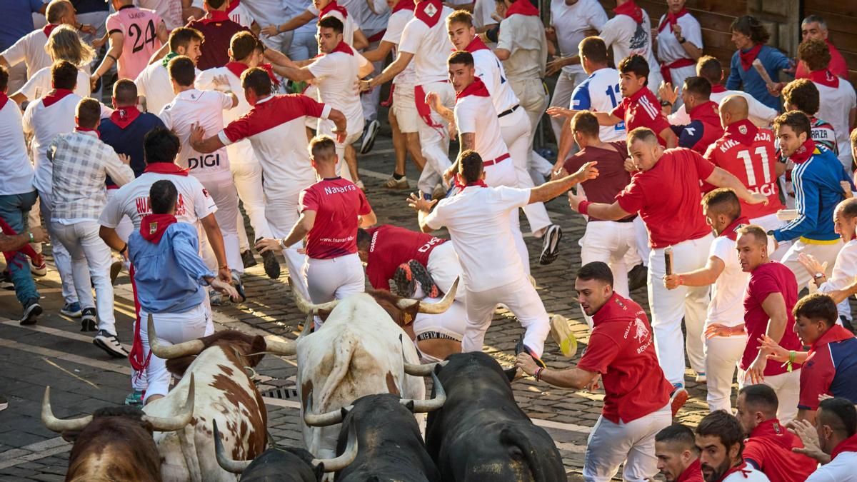 Los toros de Victoriano del Río dejan un herido por hasta y 9 traslados en el tercer encierro de San Fermín