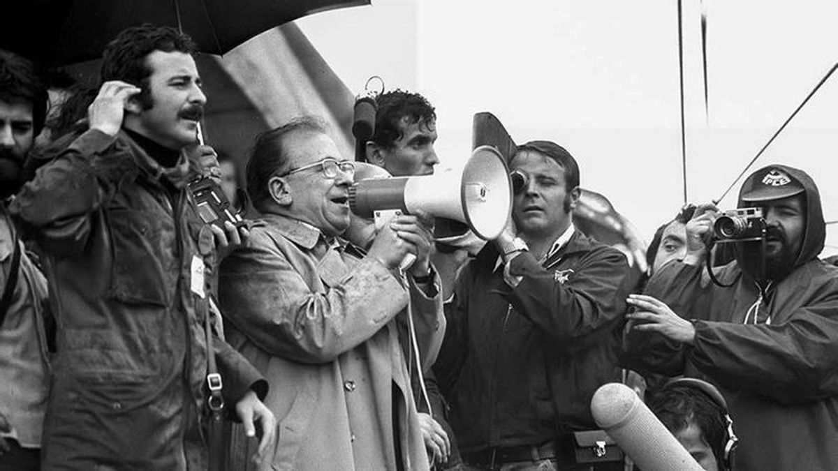 Santiago Carrillo (con el megáfono) y el actor Juan Diego (izquierda), en un acto del Partido Comunista de España) ante las elecciones generales de 1977. 