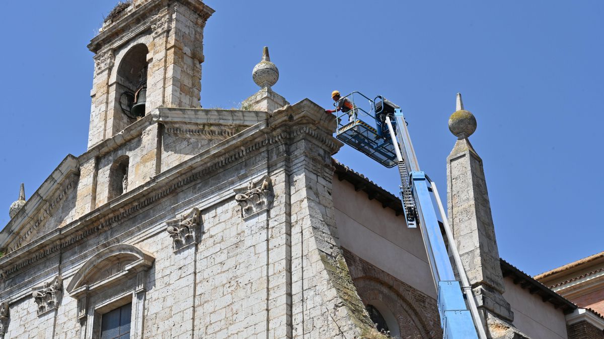 Un operario revisa la iglesia de La Compañía de Palencia este martes donde ayer se produjo el desprendimiento de dos piedras de gran tamaño debido a deficiencias en los anclajes internos de los sillares.