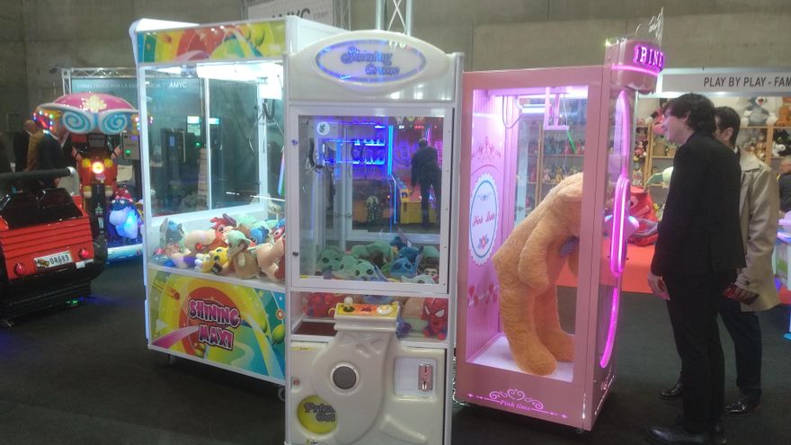 Máquinas con peluches como premio en la Feria Internacional del Juego de Madrid.