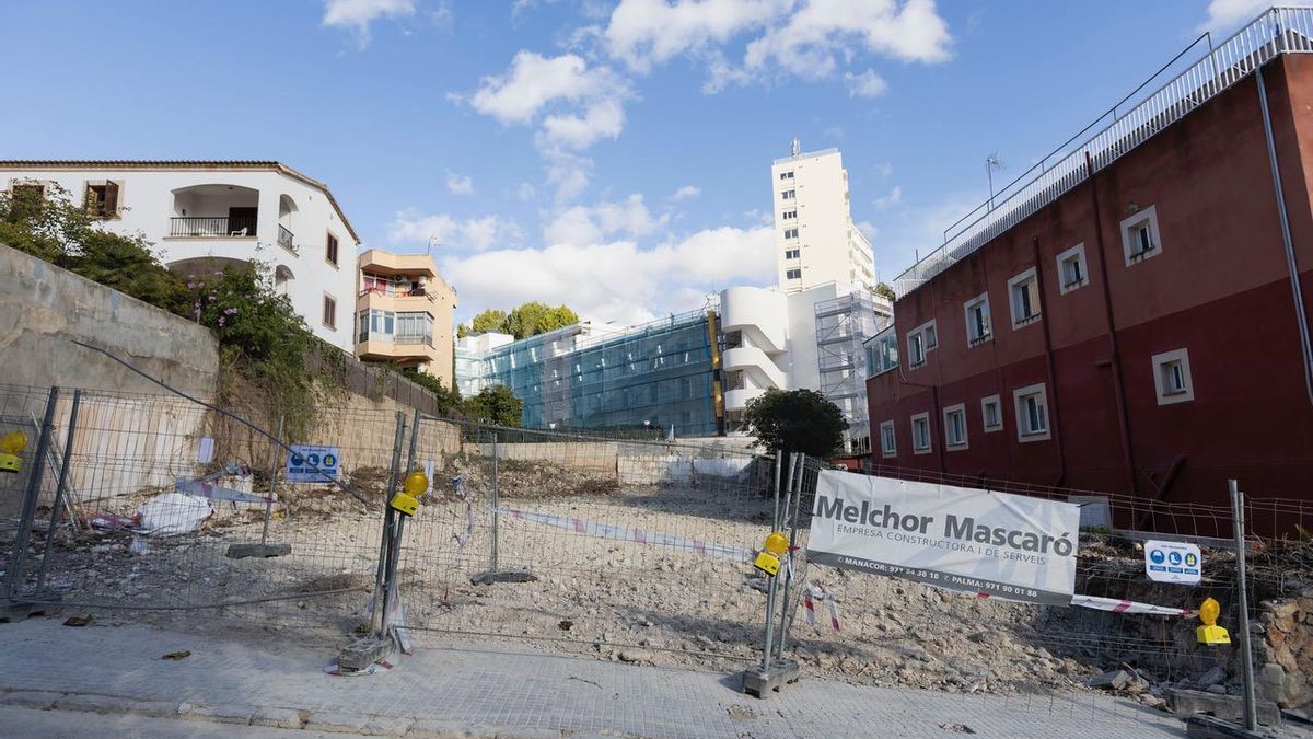 Parcela donde se encontraba el Hostal Colón, cerrado desde hace años, y adquirido por el Ajuntament de Calvià, con fondos europeos, para construir un aparcamiento.