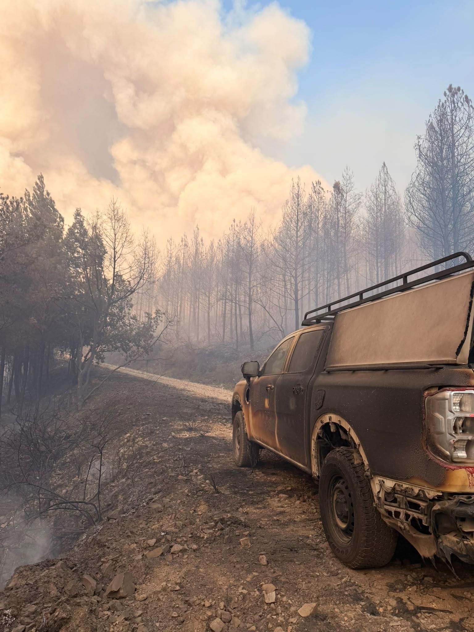 Un vehículo de los bomberos forestales de la Junta, afectado por el incendio de Castropodame en el que no resultó herido ningún trabajador.
