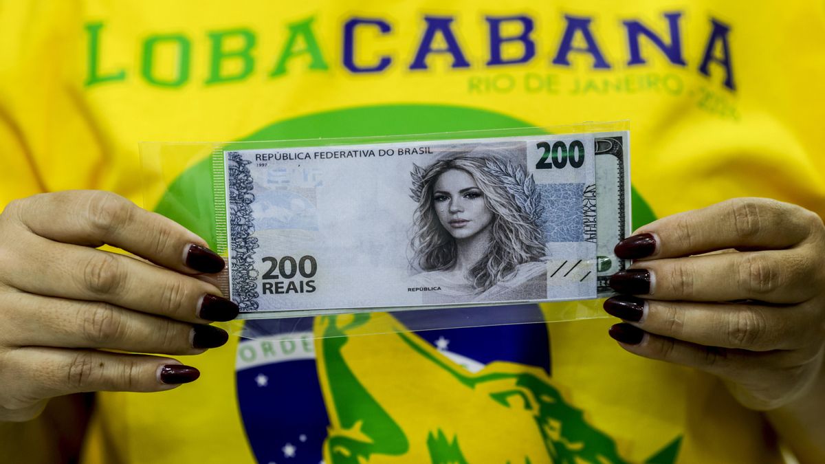 Una persona sostiene un billete alusivo a la cantante colombiana Shakira en Río de Janeiro (Brasil). EFE/ Antonio Lacerda