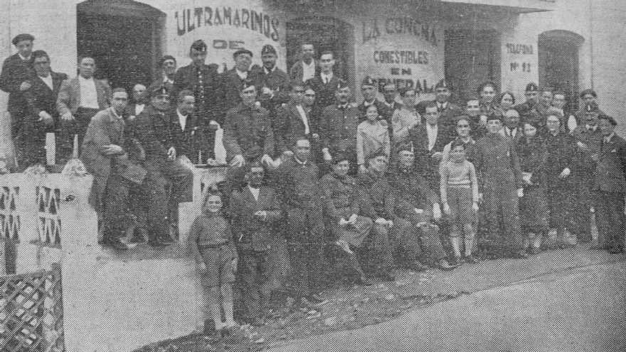 Un grupo de refugiados y los guardias de asalto que los protegen posan para la prensa en Suances en octubre de 1936.