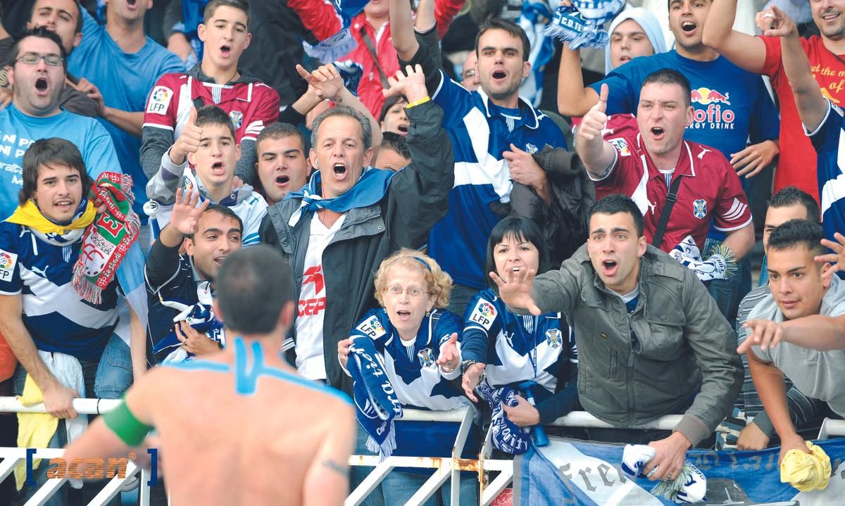 El grito en la boca, los pulgares arriba y las manos extendidas en busca de un abrazo o de una camiseta. Manolo Martínez agradece el apoyo de los aficionados que se fueron hasta Anoeta para ver al CD Tenerife.