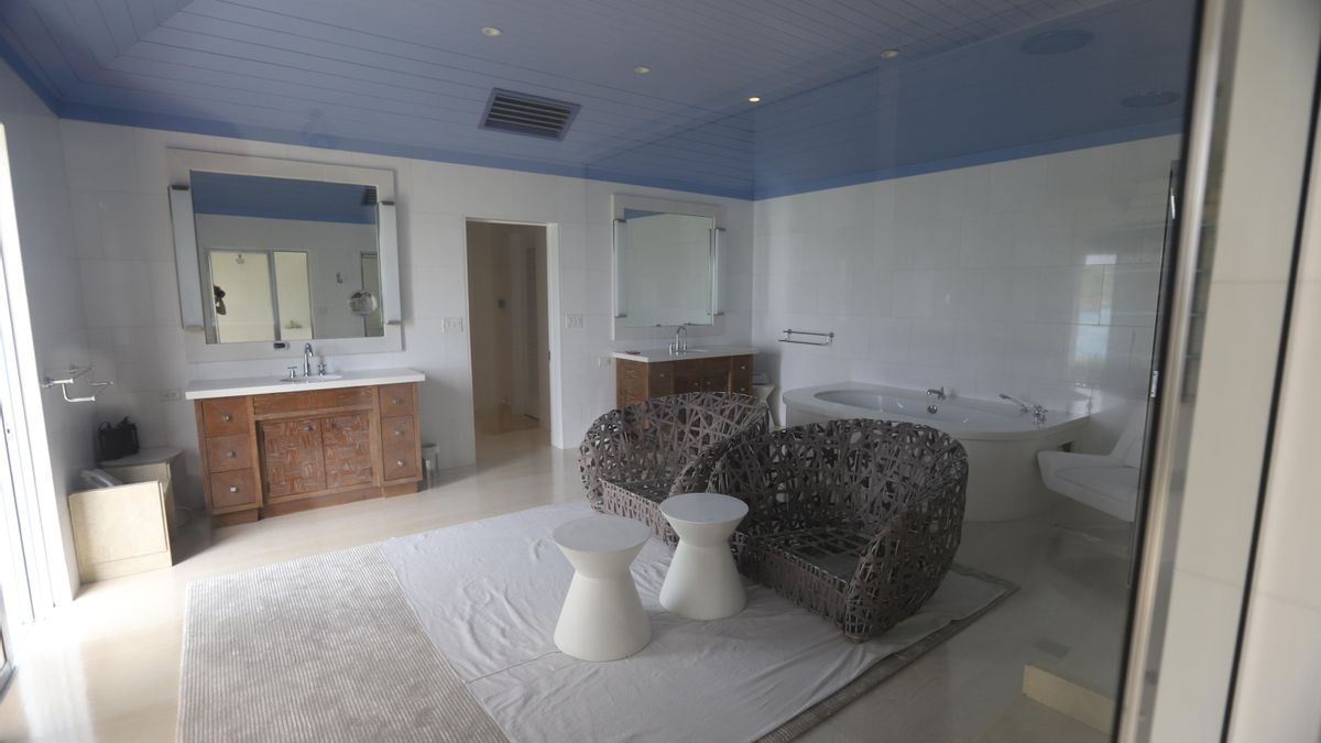 Uno de los cuartos de baño de la mansión de Jeffrey Epstein.