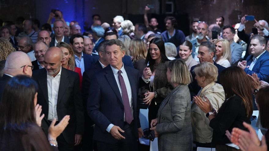 Feijóo decide tirarse en plancha al lodazal en el que se ha convertido el debate migratorio en Catalunya