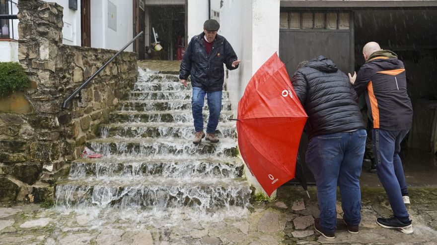 Un vecino de Grazalema (Cádiz) baja las escaleras inundadas debido a las intensas lluvias que se registran este miércoles en la localidad gaditana.