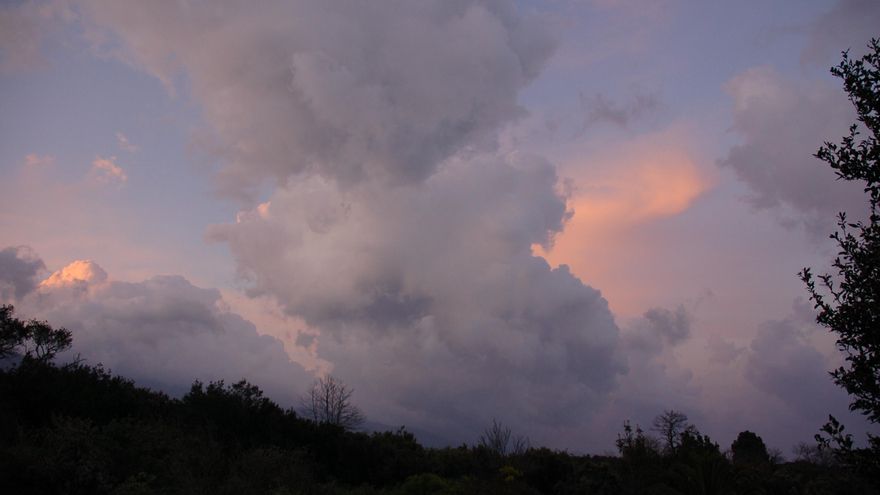 Predominio de cielos nubosos con lluvias débiles a moderadas este sábado en el norte de La Palma