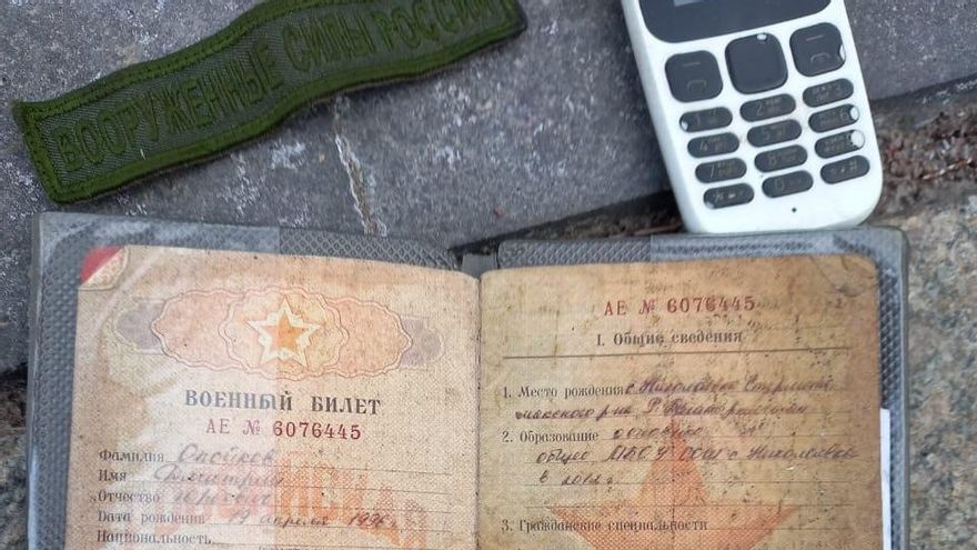 Documentación de un soldado ruso fallecido en la guerra en Ucrania, que las autoridades de este país han subido a una web para que puedan ser identificados