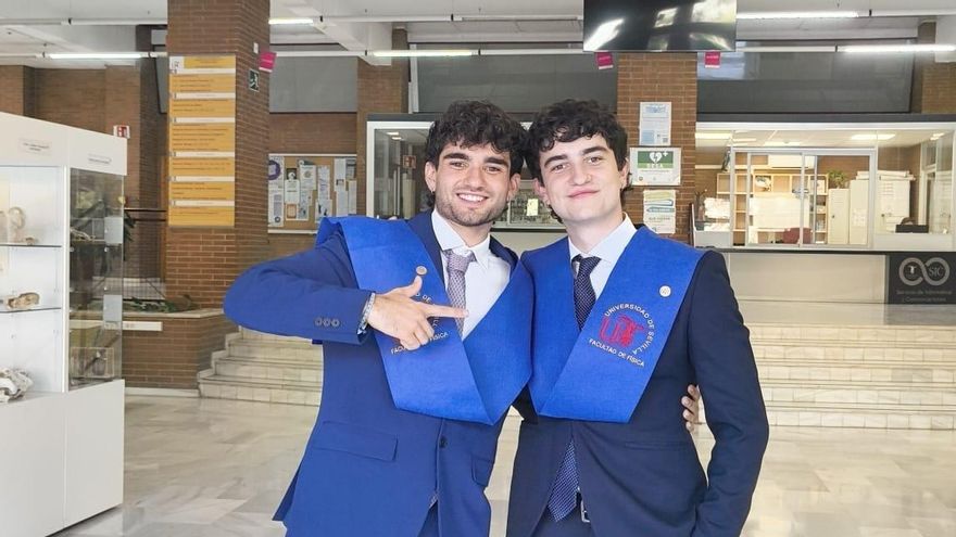 Manuel Doval, graduado en Física, posa la derecha junto con su hermano