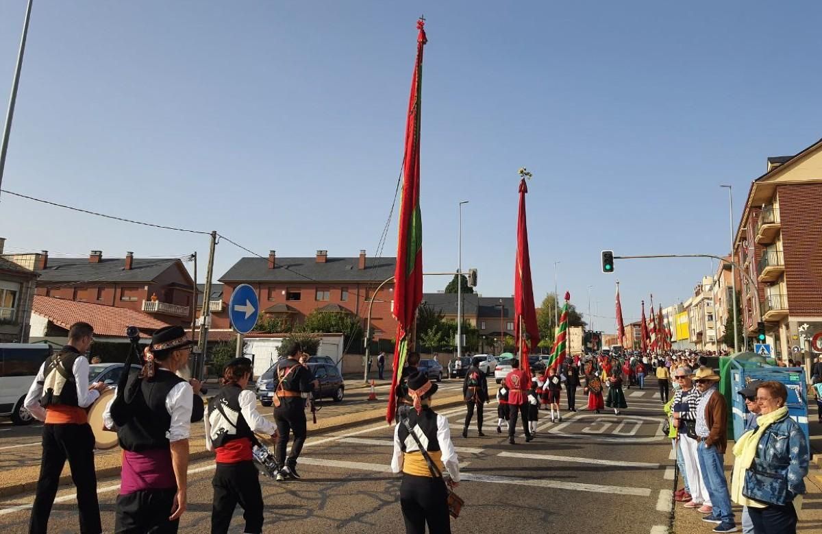 Expectación en el desfile de pendones de San Froilán en La Virgen del Camino..jpg