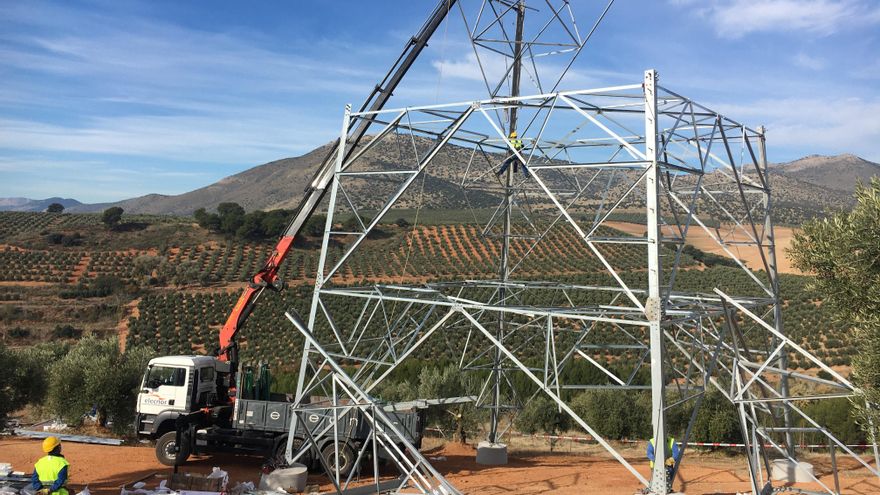 La plataforma contra una "autopista" de alta tensión en Granada reclama 7 millones de euros a Red Eléctrica por empezar las obras sin todos los permisos