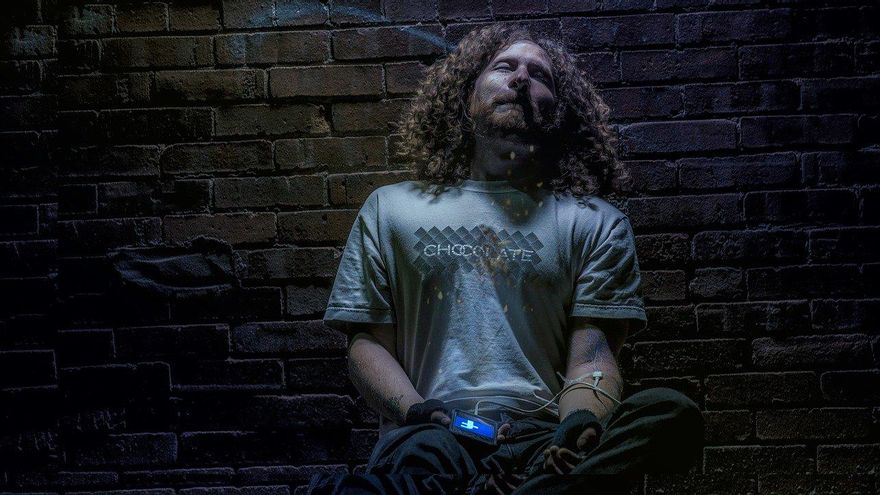 Por qué nos enganchamos al "doomscrolling" y cómo superar la adicción a las malas noticias