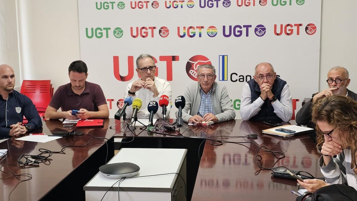 Rueda de prensa en la que los sindicatos exigen una mesa de negociación para actualizar los salarios en el sector turístico de Canarias.