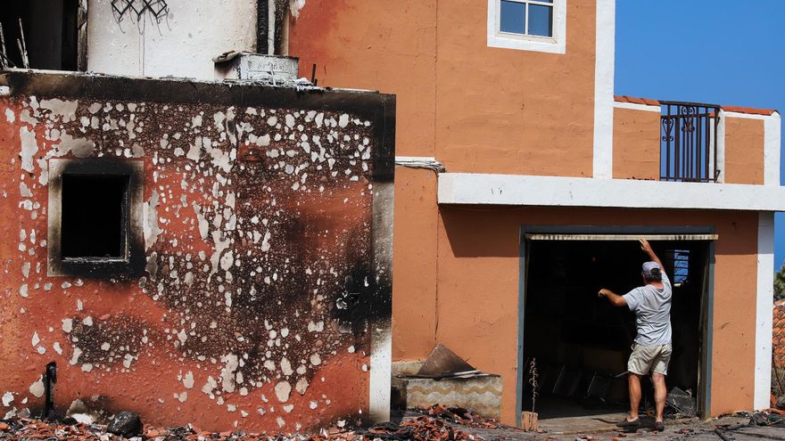 Un vecino de Puntagorda, junto a su vivienda quemada por el incendio