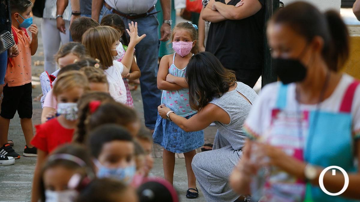 Abrazos y lágrimas en la vuelta al cole de un nuevo curso en pandemia