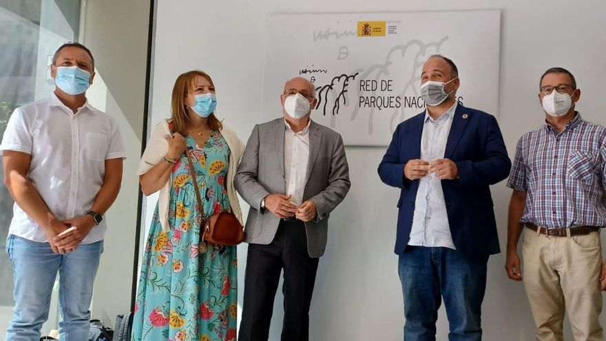 El biólogo Gustavo Viera, la consejera de Medio Ambiente del Cabildo de Gran Canaria Inés Jiménez, el presidente Antonio Morales, el consejero de Transición Ecológica, José Antonio Valbuena y el director de los espacios naturales protegidos del Cabildo de Gran Canaria, Paco González