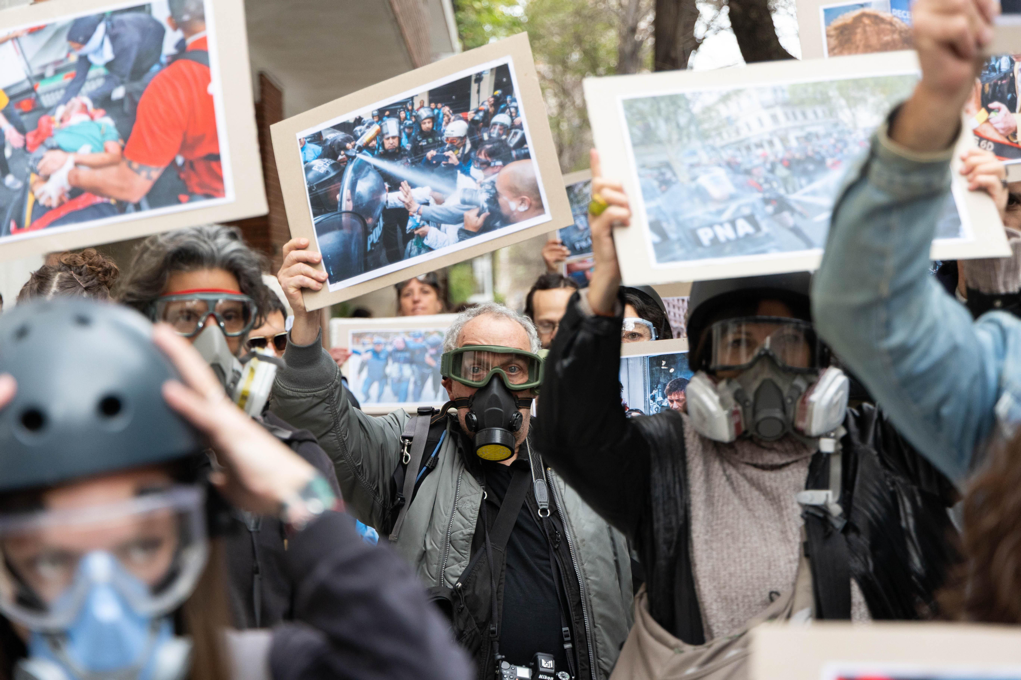 Sin banderas ni consignas partidarias, la manifestación usó la fotografía como única herramienta de denuncia ante una violencia que busca silenciar incluso el acto de registrar. Las máscaras dan cuenta del peligro de los reporteros gráficos de ser gaseados por el gobierno del tándem Milei-Bullrich sólo por ejercer un derecho básico: a la libertad de prensa.