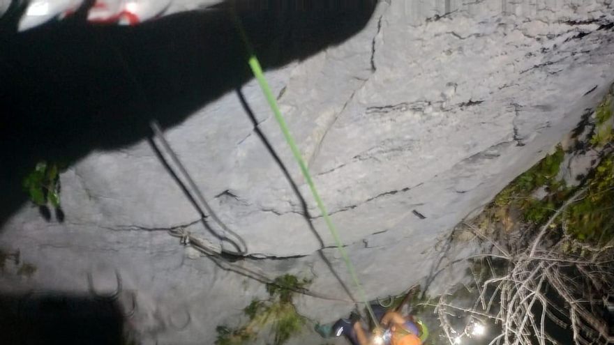 Rescate de dos mujeres en la vía ferrata de Socueva (Arrendondo)