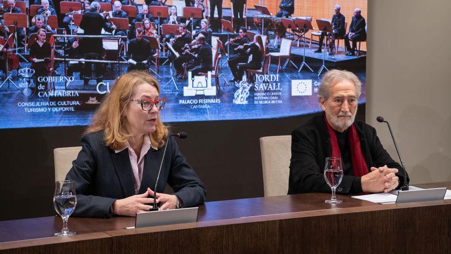 La directora general de Cultura y Patrimonio Histórico, Eva Guillermina Fernández, y el músico Jordi Savall, presentan, en rueda de prensa, la Academia Jordi Savall.