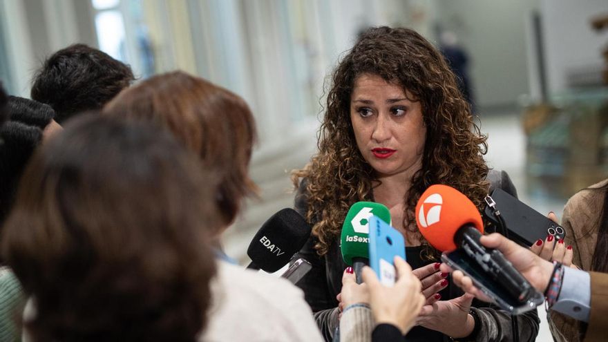 La concejal de Madrid y portavoz del PSOE, Enma López, atiende a los medios.