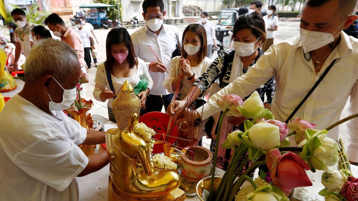 People burn incense to pray during Pchum Ben celebrations at a pagoda in Phnom Penh, Cambodia, 05 October 2021. Cambodian Prime Minister Hun Sen has called on citizens to take extra precautions to prevent a major COVID-19 outbreak during the three-day Pchum Benh public holidays from 05 to 07 October 2021.