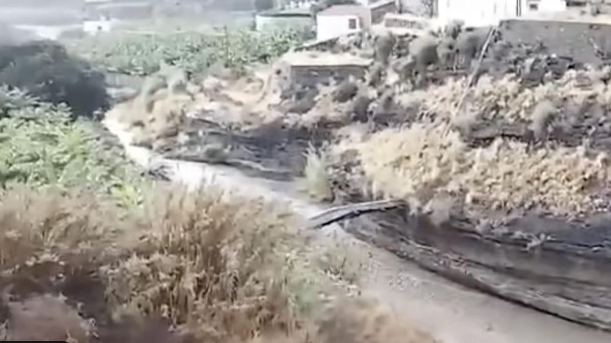 Cerrado el acceso a Los Brecitos por la crecida del barranco de Las Angustias