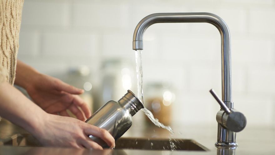 Botellas de agua reutilizables: cómo lavarlas para que no acumulen bacterias o mohos