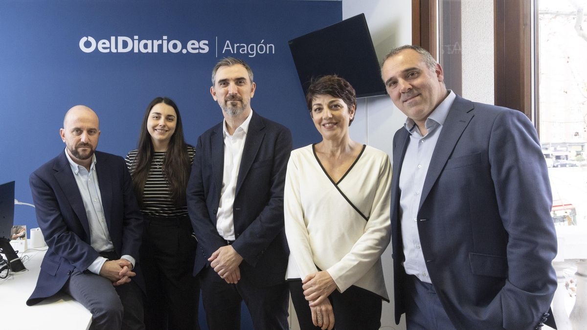 De derecha a izquierda, Luis Faci, Candela Canales, Ignacio Escolar, Rosalía Lloret y Daniel Quílez, en febrero del año pasado en la sede de elDiario.es en Aragón.