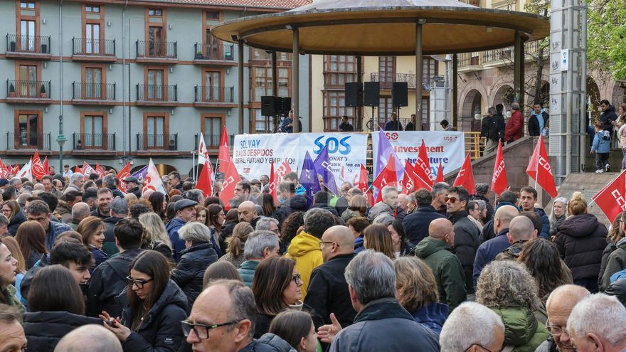 La plantilla de Solvay protesta en Torrelavega por "el acta de defunción" de la fábrica