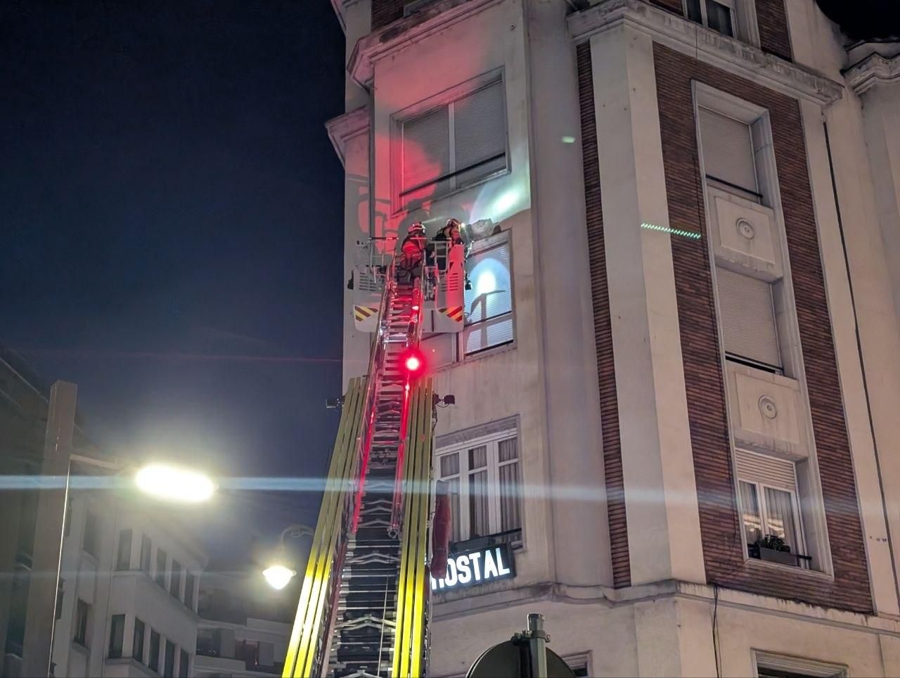 Bomberos trabajando en el tercer piso del edificio de Radio León y el Hostal Orejas.