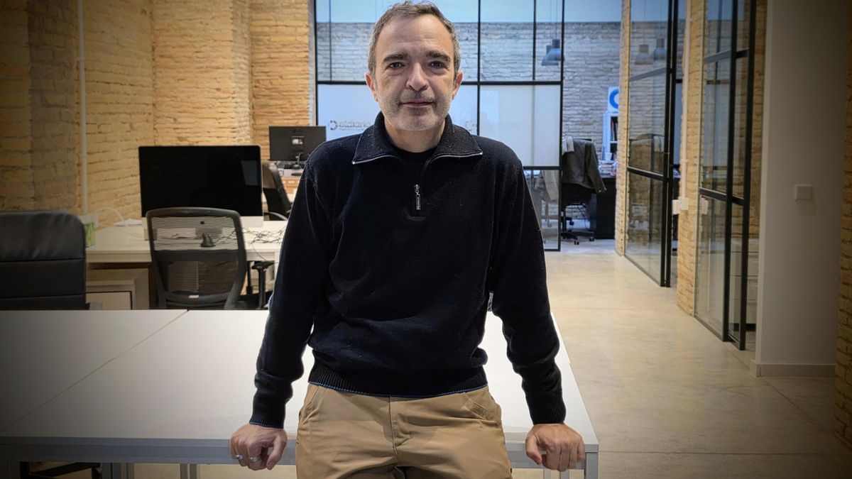 El periodista Salvador Enguix, a la redacció d'elDiario.es a València.