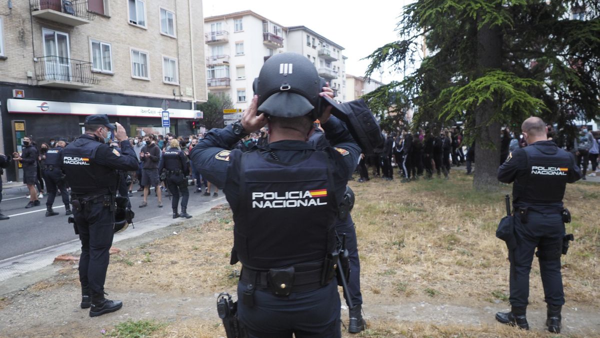 La Policía Nacional en el desalojo del gaztetxe de la Rochapea en Pamplona.