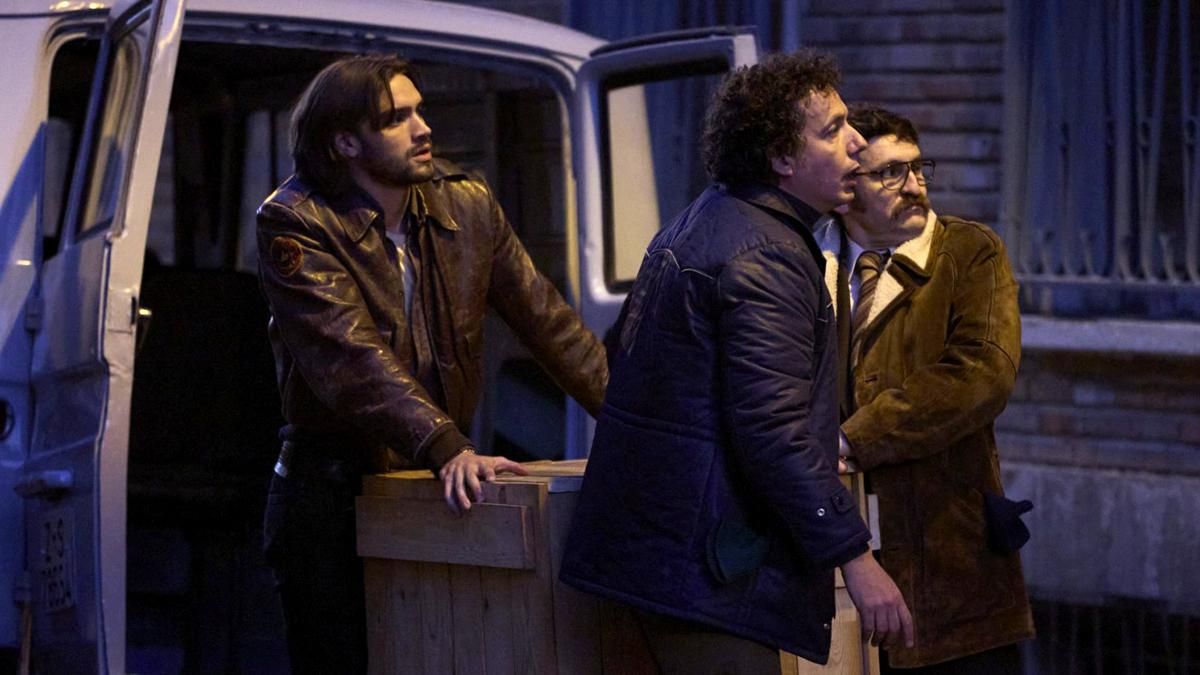 Gabriel Guevara, Vito Sanz y Raúl Arévalo, en una escena de 'Por cien millones'