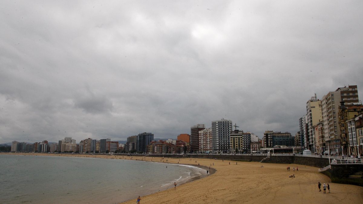 Aemet prevé para este martes lluvias. En la imagen, la playa de San Lorenzo en Gijón.