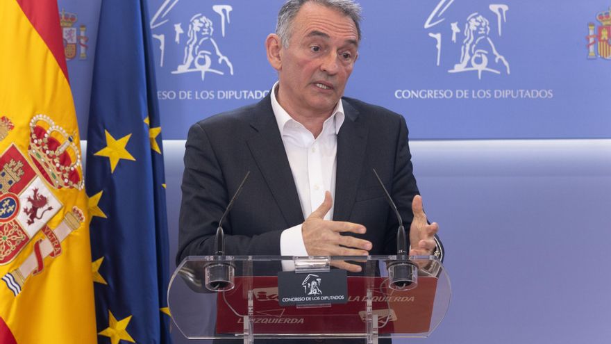 Archivo - El portavoz de Sumar en la Comisión de Interior del Congreso, Enrique Santiago, durante una rueda de prensa, en el Congreso de los Diputados, a 30 de enero de 2025, en Madrid (España).