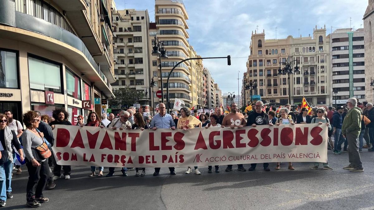 La manifestación por el 25 d'Abril suma las diferentes luchas en la Comunitat Valenciana