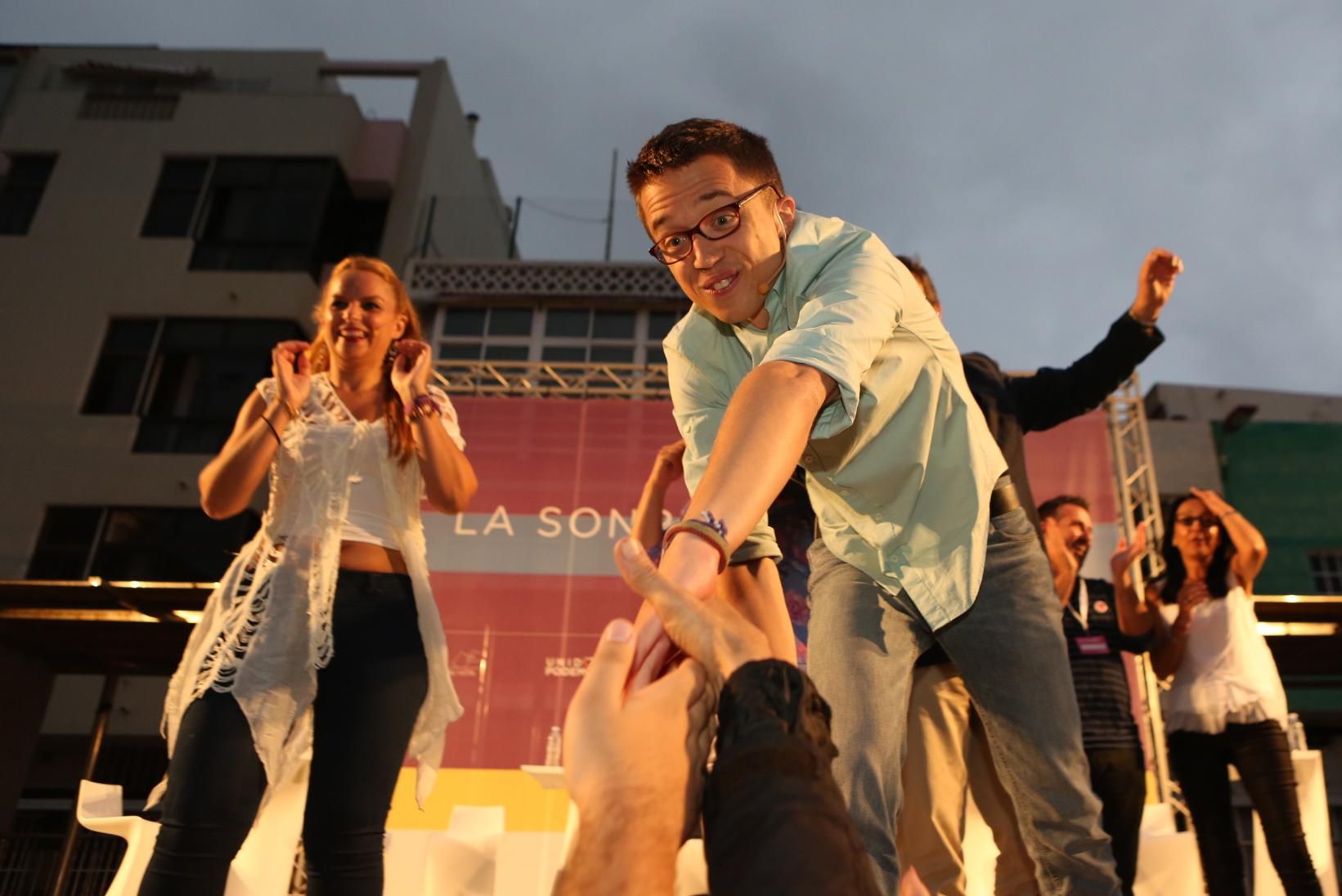 Íñigo Errejón saluda a los asistentes al mitin en Las Palmas de Gran Canaria