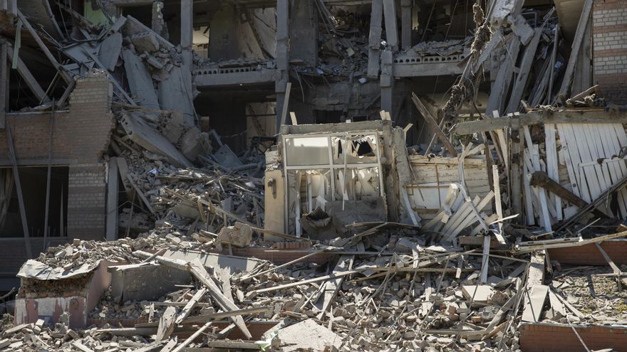 Fotografía de las ruinas de bachillerato técnico perteneciente a la Universidad de Economía Urbana, que resultó completamente destruido tras el ataque de artillería rusa durante esta madrugada, hoy en Járkov (Ucrania). Al menos tres civiles han muerto y otros dos han resultados heridos en los últimos ataques lanzados por los rusos en la región de Járkov, en el noreste del país y cuya capital es la segunda ciudad más importante de Ucrania. EFE/Orlando Barría