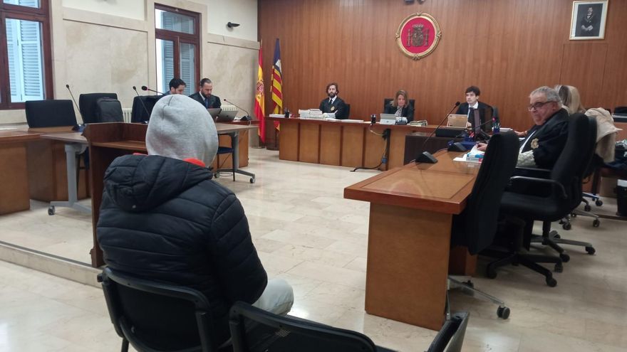 Un acusado de violar a su hija niega los hechos y alega que le contagió una enfermedad venérea por "accidente" en la ducha