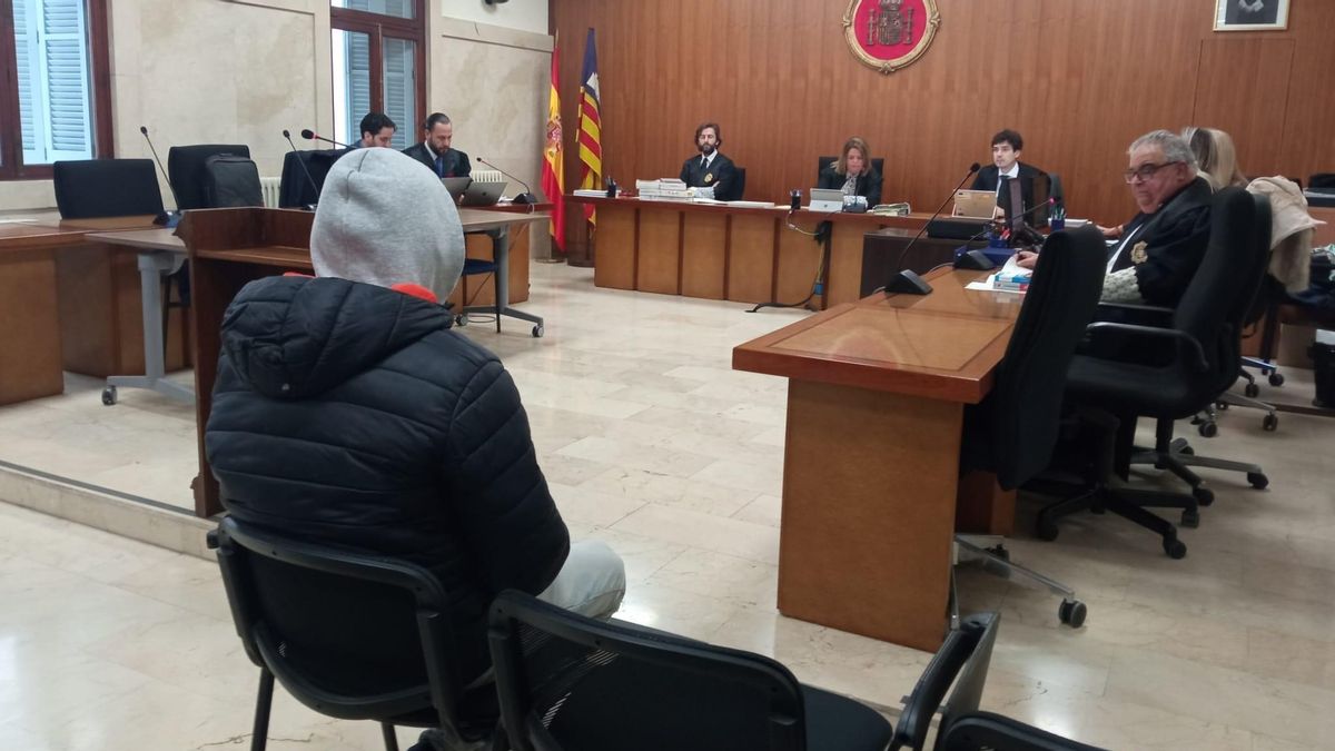 Un acusado de violar a su hija niega los hechos y alega que le contagió una enfermedad venérea por "accidente" en la ducha