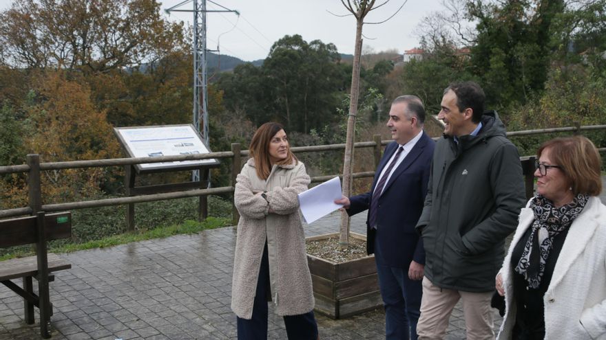 La presidenta, María José Sáenz de Buruaga; el consejero Roberto Media y el alcalde de Alfoz de Lloredo, Enrique Bretones.